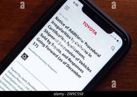 Vancouver, KANADA - 25. Dezember 2023 : Ankündigung über Daihatsu's Zertifizierungstest Unregelmäßigkeiten (Englisch) auf der Toyota Website auf einem iPhone. Stockfoto