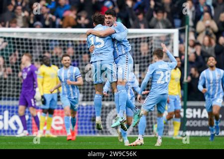 Coventry, Großbritannien. Dezember 2023. Coventry City-Verteidiger Liam Kitching (15) und Coventry City-Verteidiger Bobby Thomas (4) feiern ihren ersten Treffer, den Coventry City-Mittelfeldspieler Tatsuhiro Sakamoto (7) (nicht im Bild) während des Coventry City FC gegen Sheffield Wednesday FC in der Coventry Building Society Arena, Coventry, England, erzielt hat. Vereinigtes Königreich am 26. Dezember 2023 Credit: Every Second Media/Alamy Live News Stockfoto