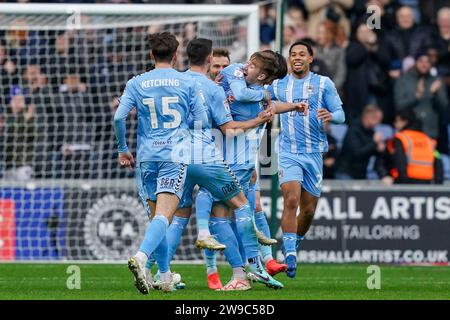 Coventry, Großbritannien. Dezember 2023. Coventry City Mittelfeldspieler Tatsuhiro Sakamoto (7) erzielt ein TOR 1-0 und feiert mit Coventry City Mittelfeldspieler Josh Eccles (28) während des Coventry City FC gegen Sheffield Wednesday FC in der Coventry Building Society Arena, Coventry, England, Großbritannien am 26. Dezember 2023 Credit: Every Second Media/Alamy Live News Stockfoto