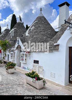 Alberobello, Italien, September 2024. Traditionelle Trullihäuser auf der Straße in Alberobello. Stockfoto