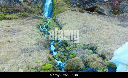 Fluss von skandinavischer Kaskade, der von einem Hügel herunterfließt, Wasserfluss von Klippen in island. Wunderschöner seljalandsfoss Wasserfall in reykjavik, arktische Landschaft. Handgeführte Aufnahme. Stockfoto