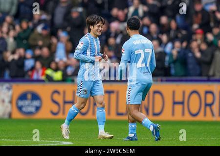 Coventry, Großbritannien. Dezember 2023. Coventry City Mittelfeldspieler Tatsuhiro Sakamoto (7) erzielt ein TOR 1-0 und feiert mit Coventry City Verteidiger Milan van Ewijk (27) während des Coventry City FC gegen Sheffield Wednesday FC in der Coventry Building Society Arena, Coventry, England, Großbritannien am 26. Dezember 2023 Credit: Every Second Media/Alamy Live News Stockfoto