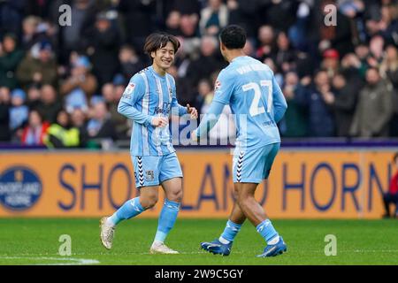 Coventry, Großbritannien. Dezember 2023. Coventry City Mittelfeldspieler Tatsuhiro Sakamoto (7) erzielt ein TOR 1-0 und feiert mit Coventry City Verteidiger Milan van Ewijk (27) während des Coventry City FC gegen Sheffield Wednesday FC in der Coventry Building Society Arena, Coventry, England, Großbritannien am 26. Dezember 2023 Credit: Every Second Media/Alamy Live News Stockfoto