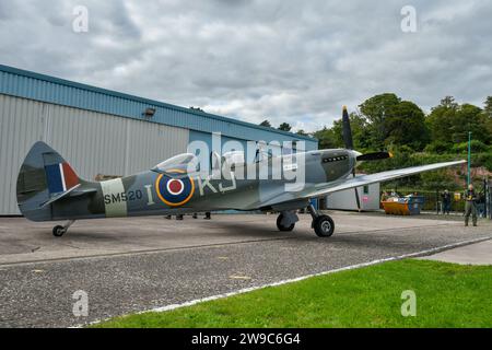 Supermarine Spitfire T.9 G-ILDA SM520 parkt am Flughafen Dundee, Schottland, Vereinigtes Königreich Stockfoto