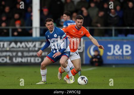 Callum Cooke von Hartlepool United in Aktion mit Nathan Sheron von Oldham Athletic während des Vanarama National League-Spiels zwischen Hartlepool United und Oldham Athletic am Dienstag, den 26. Dezember 2023, im Victoria Park, Hartlepool. (Foto: Mark Fletcher | MI News) Credit: MI News & Sport /Alamy Live News Stockfoto