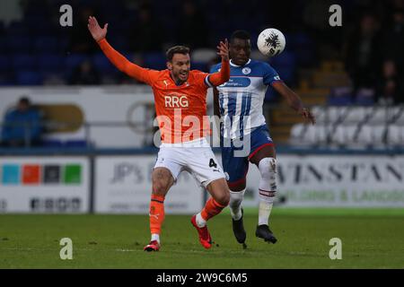 Liam Hogan von Oldham Athletic kämpft um Josh Umerah von Hartlepool United während des Vanarama National League-Spiels zwischen Hartlepool United und Oldham Athletic am Dienstag, den 26. Dezember 2023, im Victoria Park in Hartlepool. (Foto: Mark Fletcher | MI News) Credit: MI News & Sport /Alamy Live News Stockfoto