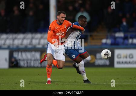 Liam Hogan von Oldham Athletic kämpft um Josh Umerah von Hartlepool United während des Vanarama National League-Spiels zwischen Hartlepool United und Oldham Athletic am Dienstag, den 26. Dezember 2023, im Victoria Park in Hartlepool. (Foto: Mark Fletcher | MI News) Credit: MI News & Sport /Alamy Live News Stockfoto