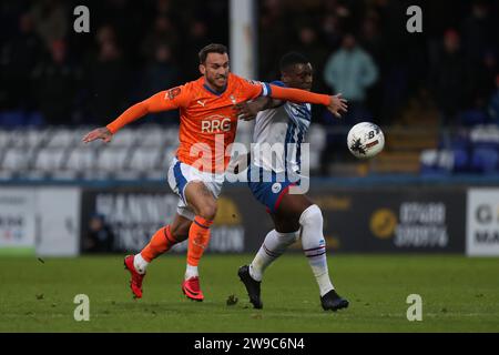 Liam Hogan von Oldham Athletic kämpft um Josh Umerah von Hartlepool United während des Vanarama National League-Spiels zwischen Hartlepool United und Oldham Athletic am Dienstag, den 26. Dezember 2023, im Victoria Park in Hartlepool. (Foto: Mark Fletcher | MI News) Credit: MI News & Sport /Alamy Live News Stockfoto