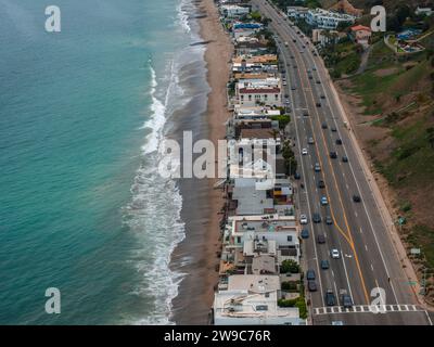 Malibu Beach aus der Vogelperspektive in Kalifornien in der Nähe von Los Angeles, USA. Stockfoto