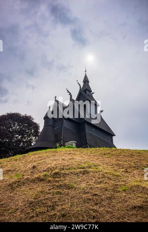 Hopperstad Stave Church, eine alte hölzerne Stabkirche aus den 1100er Jahren in Røysane, Norwegen, fotografiert mit stimmungsvollen Sturmwolken Stockfoto