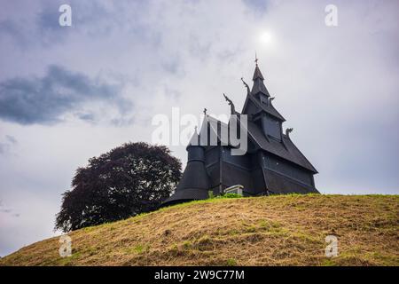 Hopperstad Stave Church, eine alte hölzerne Stabkirche aus den 1100er Jahren in Røysane, Norwegen, fotografiert mit stimmungsvollen Sturmwolken Stockfoto