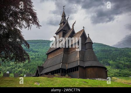 Hopperstad Stave Church, eine alte hölzerne Stabkirche aus den 1100er Jahren in Røysane, Norwegen, fotografiert mit stimmungsvollen Sturmwolken Stockfoto