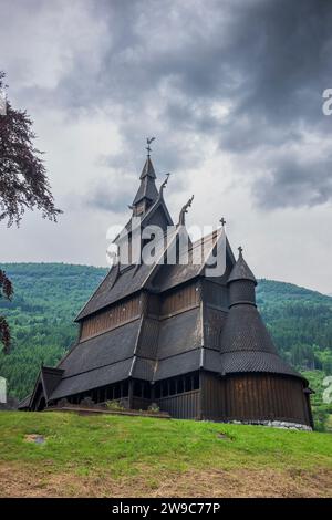 Hopperstad Stave Church, eine alte hölzerne Stabkirche aus den 1100er Jahren in Røysane, Norwegen, fotografiert mit stimmungsvollen Sturmwolken Stockfoto