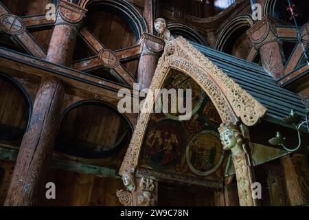 Hopperstad Stave Church, eine alte hölzerne Stabkirche aus den 1100er Jahren in Røysane, Norwegen, fotografiert mit stimmungsvollen Sturmwolken Stockfoto