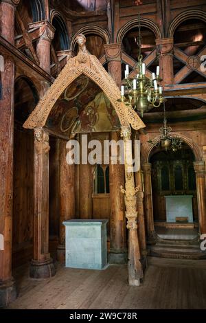 Hopperstad Stave Church, eine alte hölzerne Stabkirche aus den 1100er Jahren in Røysane, Norwegen, fotografiert mit stimmungsvollen Sturmwolken Stockfoto