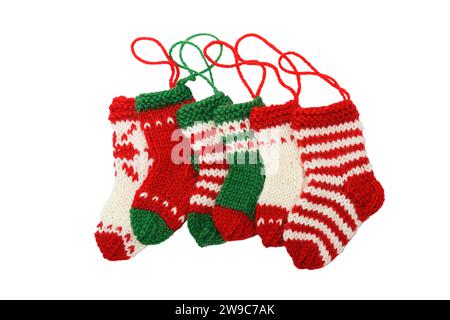 Gemütliche Familientradition in handgefertigten Weihnachtsstrümpfen, verziert mit festlichen Designs und warmen Erinnerungen Stockfoto