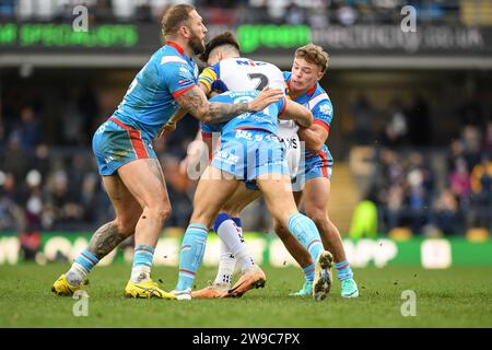 Leeds, England - 26. Dezember 2023: Josh Griffin von Wakefield Trinity, Thomas Delany und Harvey Smith gehen Riley Lumb (2) von Leeds Rhinos bei der Rugby League Boxing Day Challenge Leeds Rhinos gegen Wakefield Trinity im Headingley Stadium, Leeds, UK Dean Williams Stockfoto