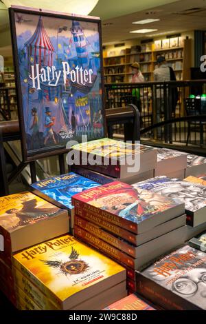 Barnes & Noble Booksellers auf der Fifth Avenue in New York City bietet eine große Auswahl an Büchern und Zeitschriften, USA 2021 Stockfoto