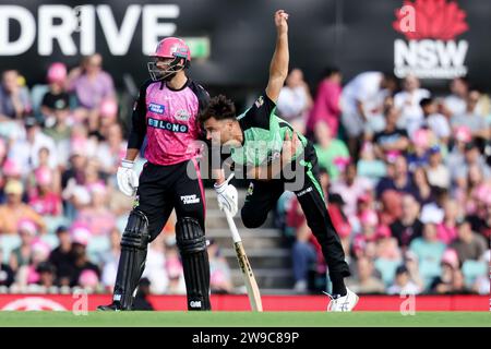 Sydney, Australien, 26. Dezember 2023. Der Spieler Marcus Stoinis spielt den Ball während des BBL-Spiels zwischen den Sydney Sixers und den Melbourne Stars am 26. Dezember 2023 auf dem Sydney Cricket Ground. Quelle: Pete Dovgan/Speed Media/Alamy Live News Stockfoto