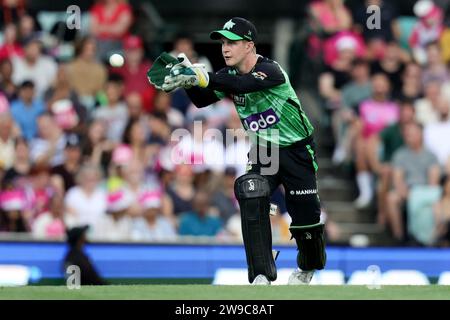 Sydney, Australien, 26. Dezember 2023. Der Spieler Sam Harper fängt den Ball während des BBL-Spiels zwischen den Sydney Sixers und den Melbourne Stars auf dem Sydney Cricket Ground am 26. Dezember 2023 in Sydney, Australien. Quelle: Pete Dovgan/Speed Media/Alamy Live News Stockfoto