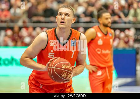 Chemnitz, Deutschland 26. Dezember 2023: 1.BBL - 2023/2024 - Niners Chemnitz vs. HAKRO Merlins Crailsheim im Bild: Jonas Richter (Chemnitz) Stockfoto