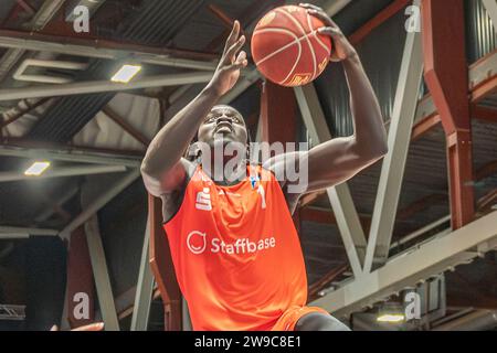 Chemnitz, Deutschland 26. Dezember 2023: 1.BBL - 2023/2024 - Niners Chemnitz vs. HAKRO Merlins Crailsheim im Bild: Aher Uguak (Chemnitz) Stockfoto