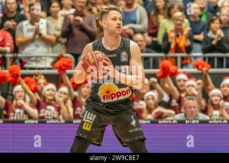 Chemnitz, Deutschland 26. Dezember 2023: 1.BBL - 2023/2024 - Niners Chemnitz vs. HAKRO Merlins Crailsheim im Bild: Fabian Bleck (Crailsheim) Stockfoto