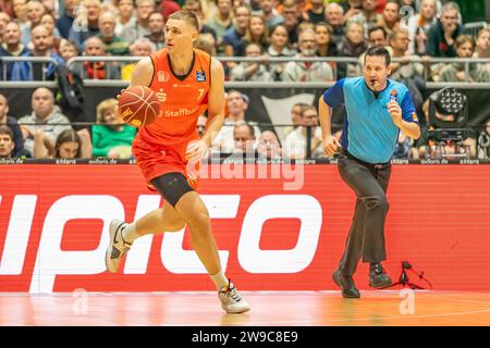 Chemnitz, Deutschland 26. Dezember 2023: 1.BBL - 2023/2024 - Niners Chemnitz vs. HAKRO Merlins Crailsheim im Bild: Jonas Richter (Chemnitz) Stockfoto