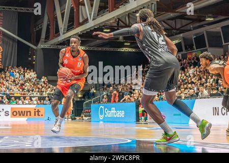 Chemnitz, Deutschland 26. Dezember 2023: 1.BBL - 2023/2024 - Niners Chemnitz vs. HAKRO Merlins Crailsheim im Bild: Tylor Ongwae (Chemnitz) Stockfoto