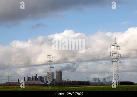 Impression vom RWE-Kraftwerk Bergheim Niederaußem. Das Kohlekraftwerk zieht seine Schwaden in die kalte Winterluft. In der Umgebung glänzen Strommasten, Windräder und Wolkenformationen in der kalten Wintersonne. Stadtwerke geben bekannt: Strompreise steigen für Privathaushalte 2024 um 32 Prozent. Grund ist eine Entscheidung der Bundesregierung, Gelder in Höhe von 5,5 Milliarden zur Stabilisierung der Netzentgelte zu streichen. Themenbild, Symbolbild. Bergheim, 26.12.2023 NRW Deutschland *** Eindruck von RWEs Kraftwerk Bergheim Niederaussem das Kohlekraftwerk bläst in den Kol Stockfoto