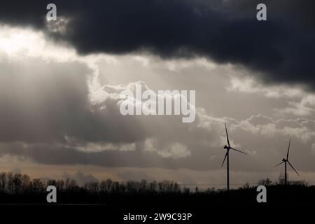 Impression vom RWE-Kraftwerk Bergheim Niederaußem. Das Kohlekraftwerk zieht seine Schwaden in die kalte Winterluft. In der Umgebung glänzen Strommasten, Windräder und Wolkenformationen in der kalten Wintersonne. Stadtwerke geben bekannt: Strompreise steigen für Privathaushalte 2024 um 32 Prozent. Grund ist eine Entscheidung der Bundesregierung, Gelder in Höhe von 5,5 Milliarden zur Stabilisierung der Netzentgelte zu streichen. Themenbild, Symbolbild. Bergheim, 26.12.2023 NRW Deutschland *** Eindruck von RWEs Kraftwerk Bergheim Niederaussem das Kohlekraftwerk bläst in den Kol Stockfoto