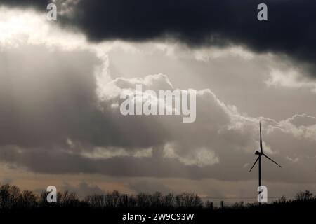 Impression vom RWE-Kraftwerk Bergheim Niederaußem. Das Kohlekraftwerk zieht seine Schwaden in die kalte Winterluft. In der Umgebung glänzen Strommasten, Windräder und Wolkenformationen in der kalten Wintersonne. Stadtwerke geben bekannt: Strompreise steigen für Privathaushalte 2024 um 32 Prozent. Grund ist eine Entscheidung der Bundesregierung, Gelder in Höhe von 5,5 Milliarden zur Stabilisierung der Netzentgelte zu streichen. Themenbild, Symbolbild. Bergheim, 26.12.2023 NRW Deutschland *** Eindruck von RWEs Kraftwerk Bergheim Niederaussem das Kohlekraftwerk bläst in den Kol Stockfoto