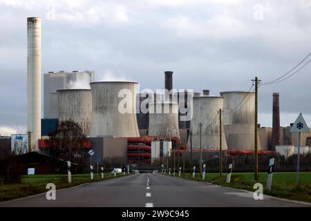 Impression vom RWE-Kraftwerk Bergheim Niederaußem. Das Kohlekraftwerk zieht seine Schwaden in die kalte Winterluft. In der Umgebung glänzen Strommasten, Windräder und Wolkenformationen in der kalten Wintersonne. Stadtwerke geben bekannt: Strompreise steigen für Privathaushalte 2024 um 32 Prozent. Grund ist eine Entscheidung der Bundesregierung, Gelder in Höhe von 5,5 Milliarden zur Stabilisierung der Netzentgelte zu streichen. Themenbild, Symbolbild. Bergheim, 26.12.2023 NRW Deutschland *** Eindruck von RWEs Kraftwerk Bergheim Niederaussem das Kohlekraftwerk bläst in den Kol Stockfoto