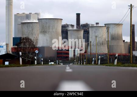 Impression vom RWE-Kraftwerk Bergheim Niederaußem. Das Kohlekraftwerk zieht seine Schwaden in die kalte Winterluft. In der Umgebung glänzen Strommasten, Windräder und Wolkenformationen in der kalten Wintersonne. Stadtwerke geben bekannt: Strompreise steigen für Privathaushalte 2024 um 32 Prozent. Grund ist eine Entscheidung der Bundesregierung, Gelder in Höhe von 5,5 Milliarden zur Stabilisierung der Netzentgelte zu streichen. Themenbild, Symbolbild. Bergheim, 26.12.2023 NRW Deutschland *** Eindruck von RWEs Kraftwerk Bergheim Niederaussem das Kohlekraftwerk bläst in den Kol Stockfoto