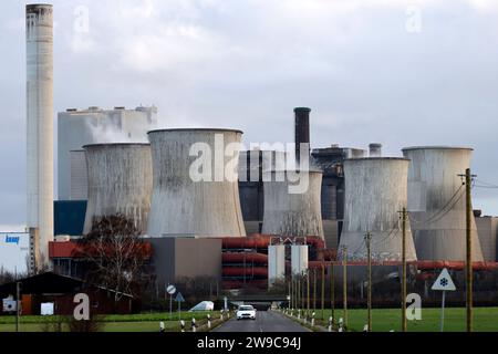 Impression vom RWE-Kraftwerk Bergheim Niederaußem. Das Kohlekraftwerk zieht seine Schwaden in die kalte Winterluft. In der Umgebung glänzen Strommasten, Windräder und Wolkenformationen in der kalten Wintersonne. Stadtwerke geben bekannt: Strompreise steigen für Privathaushalte 2024 um 32 Prozent. Grund ist eine Entscheidung der Bundesregierung, Gelder in Höhe von 5,5 Milliarden zur Stabilisierung der Netzentgelte zu streichen. Themenbild, Symbolbild. Bergheim, 26.12.2023 NRW Deutschland *** Eindruck von RWEs Kraftwerk Bergheim Niederaussem das Kohlekraftwerk bläst in den Kol Stockfoto
