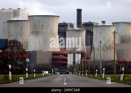 Impression vom RWE-Kraftwerk Bergheim Niederaußem. Das Kohlekraftwerk zieht seine Schwaden in die kalte Winterluft. In der Umgebung glänzen Strommasten, Windräder und Wolkenformationen in der kalten Wintersonne. Stadtwerke geben bekannt: Strompreise steigen für Privathaushalte 2024 um 32 Prozent. Grund ist eine Entscheidung der Bundesregierung, Gelder in Höhe von 5,5 Milliarden zur Stabilisierung der Netzentgelte zu streichen. Themenbild, Symbolbild. Bergheim, 26.12.2023 NRW Deutschland *** Eindruck von RWEs Kraftwerk Bergheim Niederaussem das Kohlekraftwerk bläst in den Kol Stockfoto