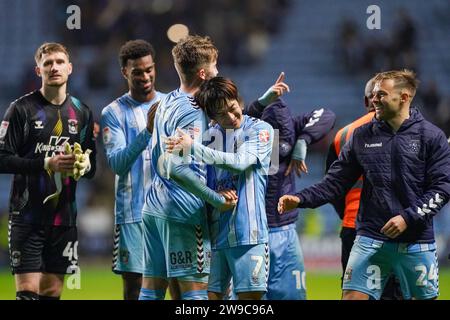 Coventry, Großbritannien. Dezember 2023. Coventry City Mittelfeldspieler Tatsuhiro Sakamoto (7) feiert 2-0 Sieg mit Coventry City Mittelfeldspieler Josh Eccles (28) nach dem Coventry City FC gegen Sheffield Wednesday FC in der Coventry Building Society Arena, Coventry, England, Großbritannien am 26. Dezember 2023 Credit: Every Second Media/Alamy Live News Stockfoto