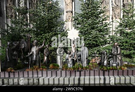 Köln, Deutschland. Dezember 2023. Die Kölner Bronzegrippe steht am Südportal des Kölner Doms. Quelle: Horst Galuschka/dpa/Alamy Live News Stockfoto