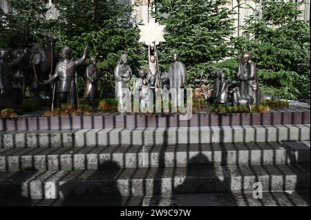 Köln, Deutschland. Dezember 2023. Die Kölner Bronzegrippe steht am Südportal des Kölner Doms. Quelle: Horst Galuschka/dpa/Alamy Live News Stockfoto