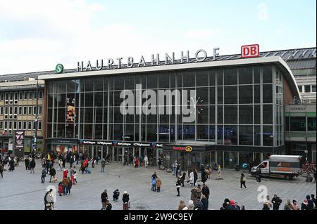 Köln, Deutschland. Dezember 2023. Logo, DB-Schriftzug, Deutsche Bahn, am Kölner Hauptbahnhof mit Bahnhofsvorplatz. Quelle: Horst Galuschka/dpa/Alamy Live News Stockfoto