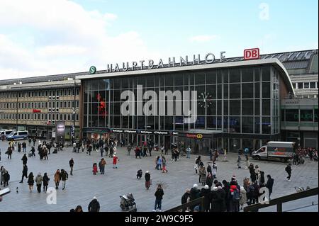 Köln, Deutschland. Dezember 2023. Logo, DB-Schriftzug, Deutsche Bahn, am Kölner Hauptbahnhof mit Bahnhofsvorplatz. Quelle: Horst Galuschka/dpa/Alamy Live News Stockfoto