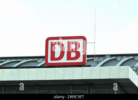 Köln, Deutschland. Dezember 2023. Logo, DB-Schriftzug, Deutsche Bahn, am Kölner Hauptbahnhof. Quelle: Horst Galuschka/dpa/Alamy Live News Stockfoto