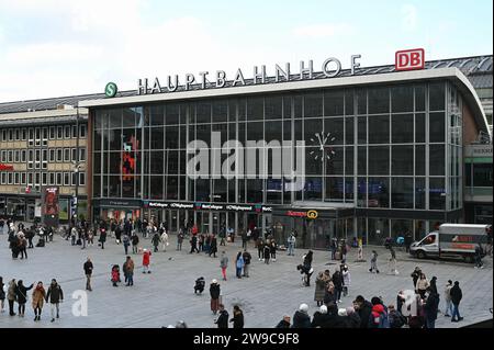 Köln, Deutschland. Dezember 2023. Logo, DB-Schriftzug, Deutsche Bahn, am Kölner Hauptbahnhof mit Bahnhofsvorplatz. Quelle: Horst Galuschka/dpa/Alamy Live News Stockfoto