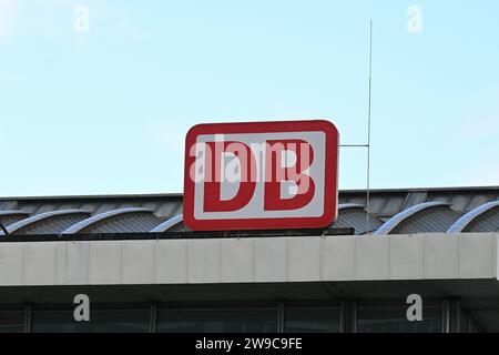 Köln, Deutschland. Dezember 2023. Logo, DB-Schriftzug, Deutsche Bahn, am Kölner Hauptbahnhof. Quelle: Horst Galuschka/dpa/Alamy Live News Stockfoto