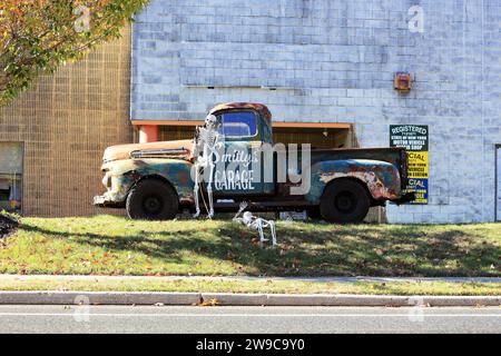Alter Pickup-Truck und Skelette Setauket Long Island NY Stockfoto