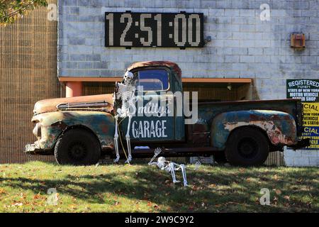 Alter Pickup-Truck und Skelette Setauket Long Island NY Stockfoto