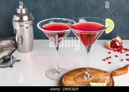 Gläser Cosmopolitan Cocktail mit Limette auf weißem Tisch Stockfoto