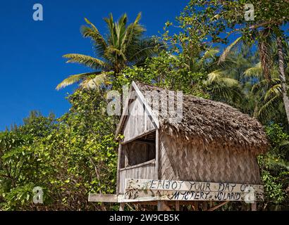 Südpazifik-Bootstour / Reetdachhütte auf Mystery Island. Nach der Abfahrt von Sydney, Australien, fährt dieses Kreuzfahrtschiff nach Neukaledonien und Vanuatu. Stockfoto