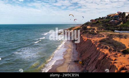 Die Tonklippe von Canoa Quebrada. Unglaublicher brasilianischer Strand Stockfoto