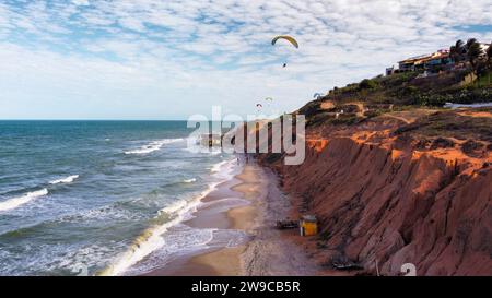 Die Tonklippe von Canoa Quebrada. Unglaublicher brasilianischer Strand Stockfoto